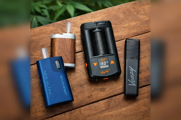 4 Vaporizer liegen auf einem Holztisch