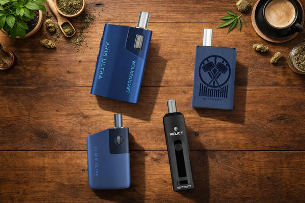 4 Vaporizer liegen auf einem Holztisch mit Kräutern drum herum