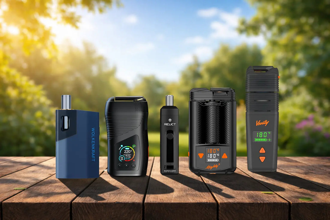 5 verschiedene Vaporizer stehen auf einem Tisch im Garten