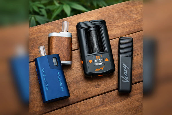 4 Vaporizer liegen auf einem Holztisch