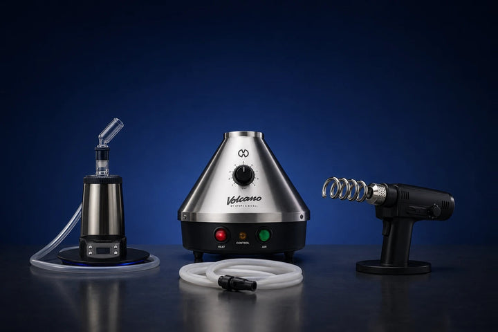 Stationäre Vaporizer: Volcano Hybrid, Volcano Classic und Arizer XQ2 auf weißen Podesten