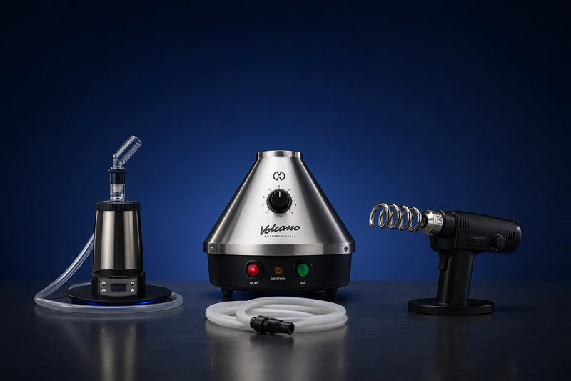 Stationäre Vaporizer: Volcano Hybrid, Volcano Classic und Arizer XQ2 auf weißen Podesten