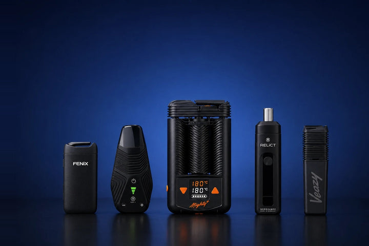 Tragbare Vaporizer: Mighty+, Venty, Arizer Solo 3 und DynaVap M7 auf weißen Podesten