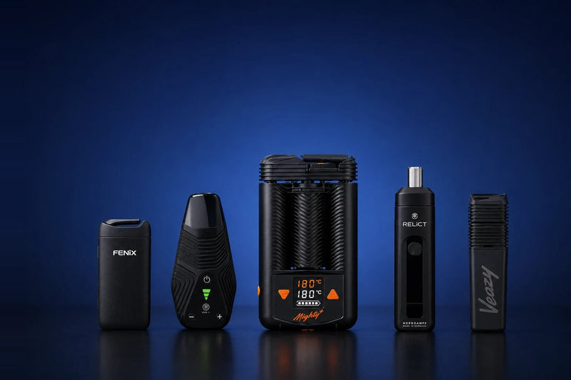 Tragbare Vaporizer: Mighty+, Venty, Arizer Solo 3 und DynaVap M7 auf weißen Podesten