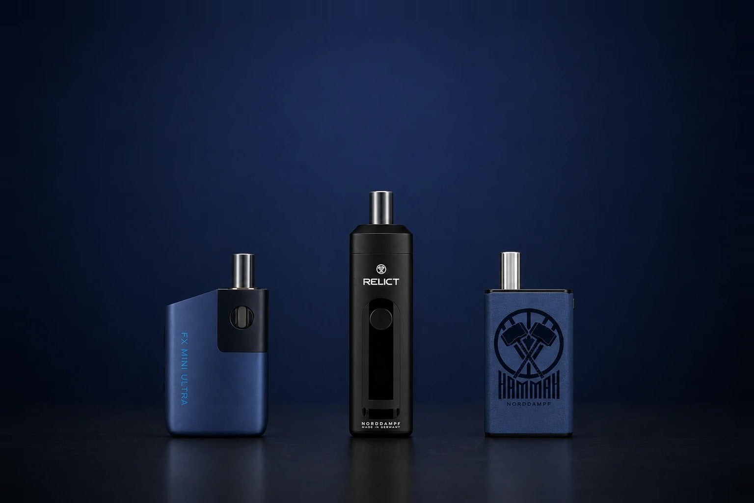 4 Vaporizer liegen auf einem Holztisch