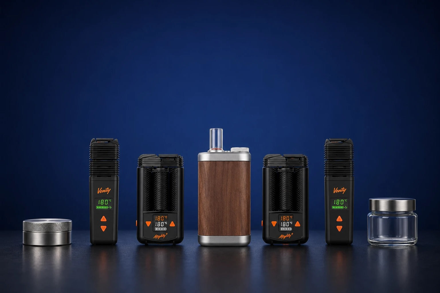 5 verschiedene Vaporizer stehen auf einem Tisch im Garten