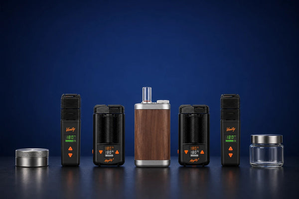 5 verschiedene Vaporizer stehen auf einem Tisch im Garten