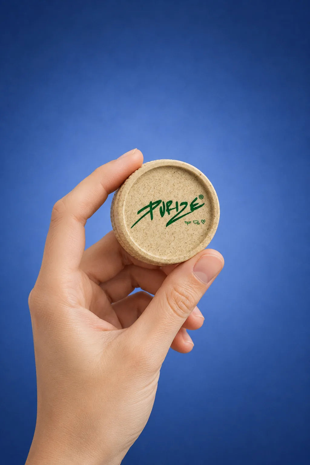 PURIZE Bio Hanf Grinder 2-teilig – in der Hand, ø 55 mm